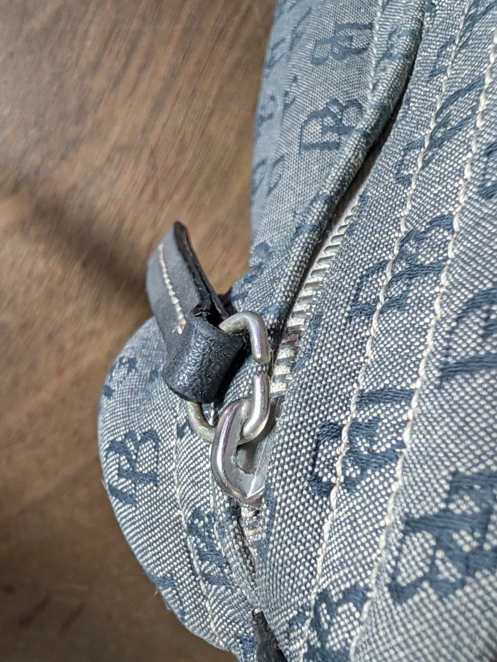 Dooney & Bourke description gorgeous